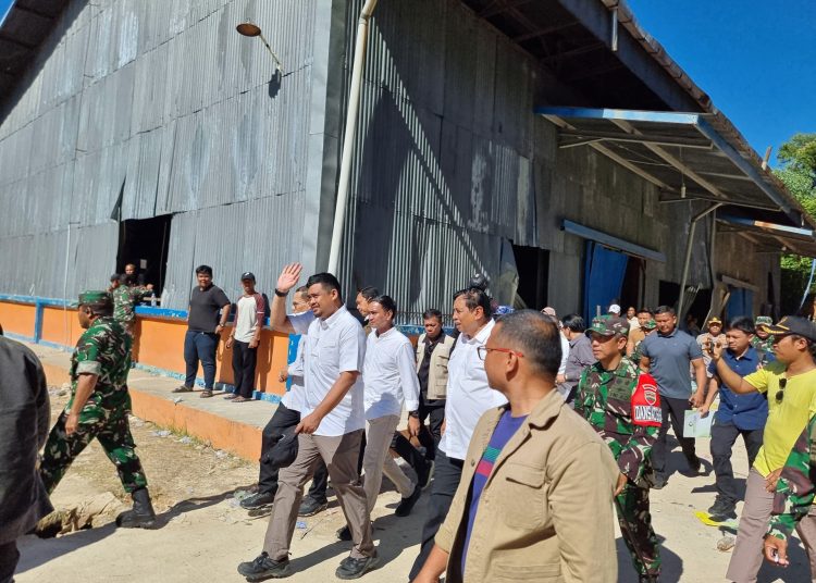 Mentan Andi Amran Sulaiman (dua kanan) saat meninjau Kompleks Pergudangan  Bulog Sarudik, di  Kabupaten Tapteng.(Satunusantara .news/HO-Diskominfo Sumut).