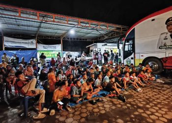 Pemprov Sumut hibur relawan dan masyarakat dengan nonton bareng film di lokasi pengungsian Batang Toru Tapsel