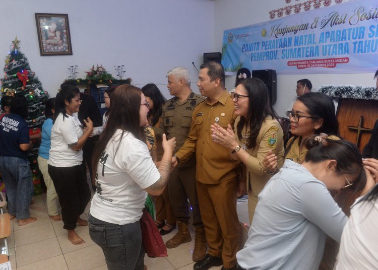Panitia Natal ASN Pemprov Sumut, saat mengunjungi WBP di Lapas Kelas IIA Perempuan Medan.(Satunusantara news/HO-Diskominfo Sumut)