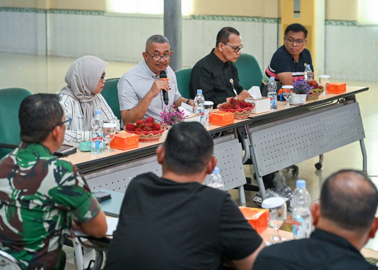 Pj Sekdaprov Sumut Sulaiman Harahap (tengah) saat  Rapat Koordinasi Identifikasi Dampak Bencana Alam serta Percepatan Penyampaian Calon Petani dan Calon Lokasi Wilayah Provinsi Sumut, di Aula Polbangtan Medan, Paya Geli, Kecamatan Sunggal, Kabupaten Deliserdang.(Satunusantara news/HO-Diskominfo Sumut).