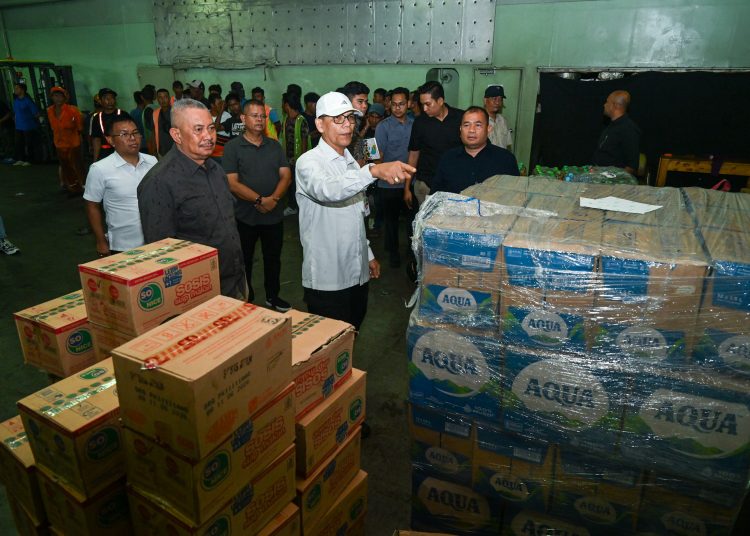 Sekdaprov  Sumut Sulaiman Harahap (kiri) saat menerima bantuan logistik Tahap III dari Kementan dan Bapanas, yang diperuntukkan bagi 14 kabupaten/kota di Sumut yang terdampak bencana banjir dan longsor.(Satunusantara news/HO-Diskominfo Sumut).