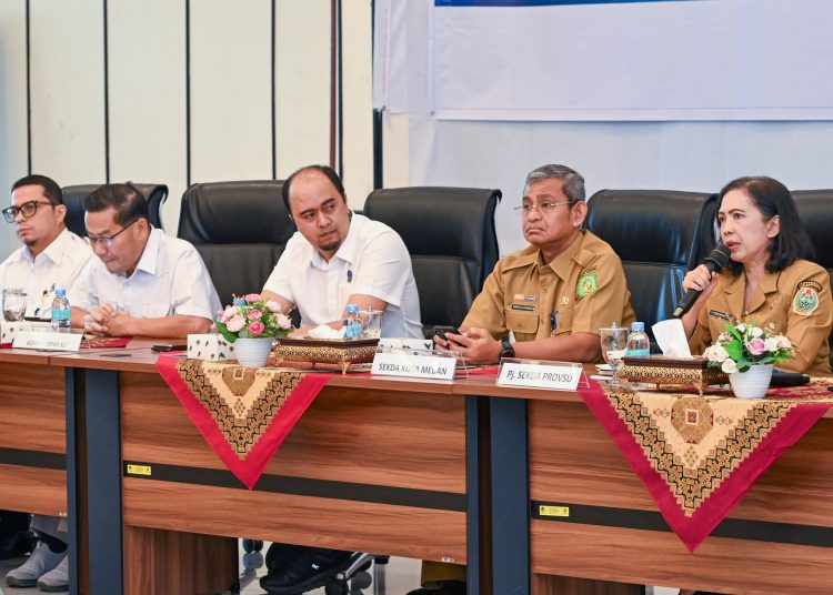Dirut) Perumda Tirtanadi Sumut Ardian Surbakti (tengah) pada sosialisasi  perubahan tarif air minum di Kantor Pusat Perumda Tirtanadi.(Satunusantara news/HO-Diskominfo Sumut)