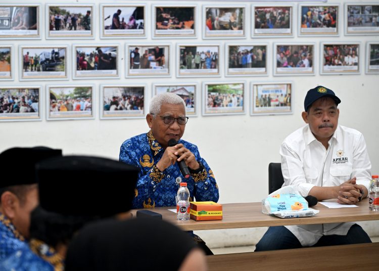 Wagub Sumut,  Surya (kiri) saat  menerima  bantuan dari APKASI untuk korban bencana banjir dan tanah longsor di Posko Tanggap Bencana Sumut, Medan.(Satunusantara news/HO-Diskominfo Sumut).