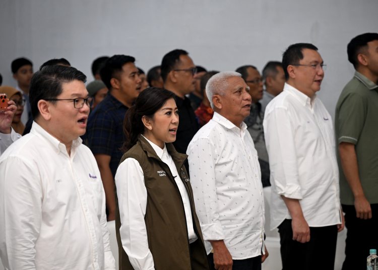 Wagub Sumut Surya (tiga kanan) saat mendampingi  Menteri Komunikasi dan Digital (Komdigi) Meutya Hafid (dua kiri) pada  acara acara Roketin Generasi Tunas Digital di Dharmawangsa, Medan.(Satunusantara news/HO-Diskominfo Sumut).