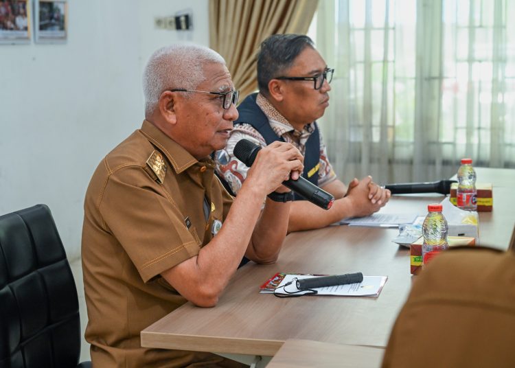 Wakil Gubernur Sumut Surya (kanan) saat memberikan sambutan keitika menerima bantuan kemanusian dari Wagub Kepri,  Nyanyang Haris Pratamura, di Posko Darurat Bencana Sumut.(Satunusantara news/HO-Diskominfo Sumut).