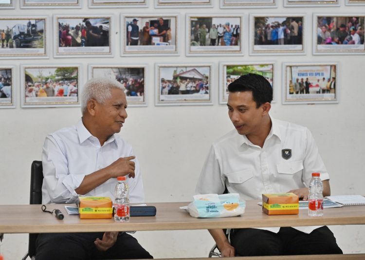 Wakil Gubernur Sumut Surya (kiri) bersama  Deputi Bidang Koordinasi Pembangunan Perumahan dan Sarana Prasarana Permukiman Kemenkominfo Ronny Ariuly Hutahayan (kanan)  saat membahas percepatan pemulihan pasca bencana di Sumut.(Satunusantara news/HO-Diskominfo Sumut).