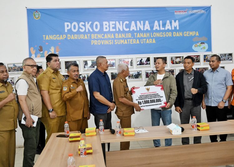 Wagub Sumut Surya, saat menerima   menerima bantuan berupa uang Rp 1 miliar dan logistik dari  Walikota Pekanbaru, Agung Nugroho untuk korban bencana di Posko Darurat Bencana Sumut.(Satunusantara news/HO-Diskominfo Sumut).