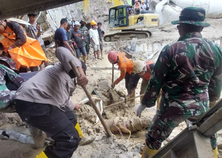 Tim SAR Gabungan berhasil menemukan satu korban tanah longsor di area PLTM Kecamatan Aek Sibundong, Kabupaten Taput.(Satunusantara news/HO-Istimewa).
