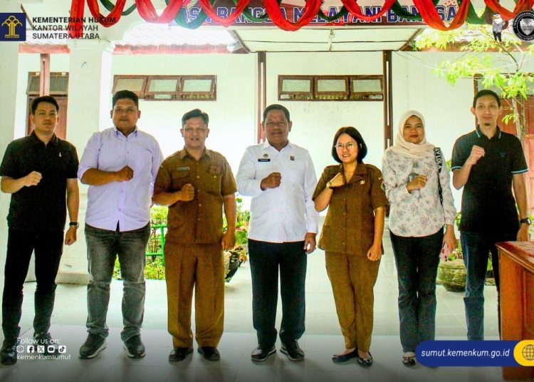 Kadiv  Pelayanan Hukum, Kanwil Kemenkum Sumut Sahata Marlen Situngkir (tiga kanan)  foto bersama dengan  staf  Dinas Koperasi, Usaha Mikro, Kecil dan Menengah, Tenaga Kerja, Perindustrian dan Perdagangan Kabupaten Samosir.(Satunusantara news/HO-Kanwil Kemenkum Sumut).