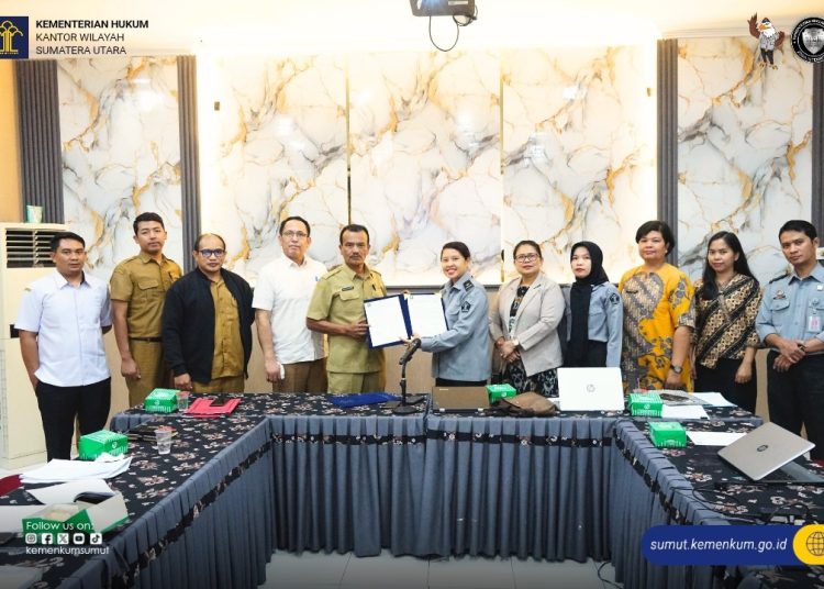 Tim Perancang Perundang-undangan Kanwil Kemenkum Sumut (kanan) saat menyerahkan harmonisasi Raperda Kabupaten Karo.(Satunusantara news/HO-Kanwil Kemenkum Sumut).