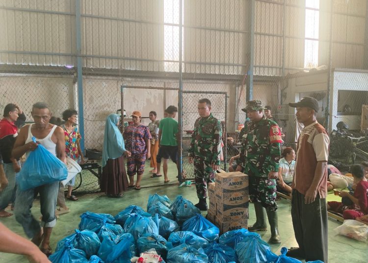 Kodam I/BB, saat mendistribusikan 14.225 nasi bungkus untuk membantu warga yang terdampak banjir di sejumlah kawasan Kota Medan.(Satunusantara news/HO-Pendam I/BB).