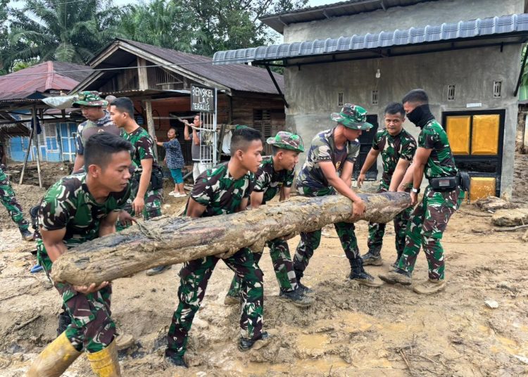 Satgas Penanggulangan Bencana Kodam I/BB, saat membersihkan material sisa banjir di permukiman Desa Huta Godang, Kecamatan Batang Toru,  Kabupaten Tapsel.(Satunusantara.news/HO-Pendam I/BB).