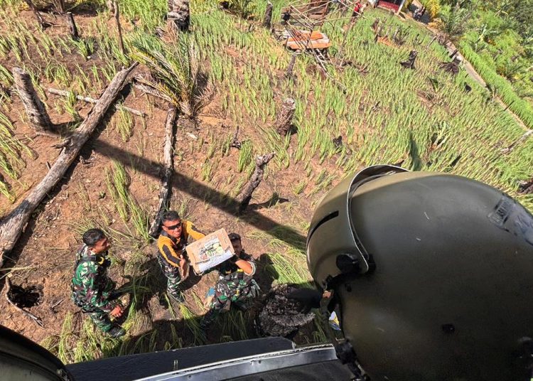 Pendistribusian bantuan makanan dilakukan menggunakan helikopter Bell-412 dengan metode airdrop logistic, dua Desa terisolir di Kabupaten Taput.(Satunusantara news/HO-Pendam IBB).