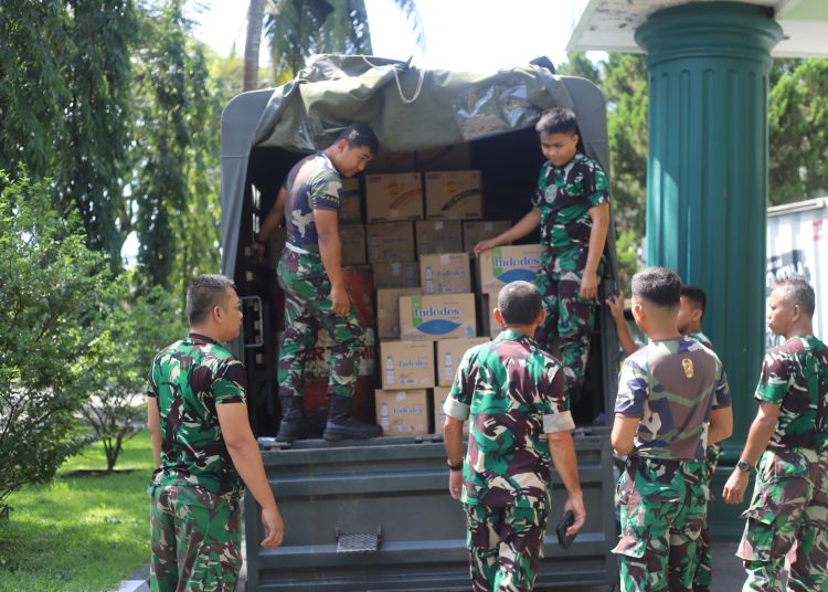 Kodam I/BB  terus mempercepat penyaluran bantuan  bagi masyarakat terdampak banjir dan tanah longsor di wilayah Kabupaten Tapteng dan Taput(Satunusantara news/HO-Pendam  I/BB).