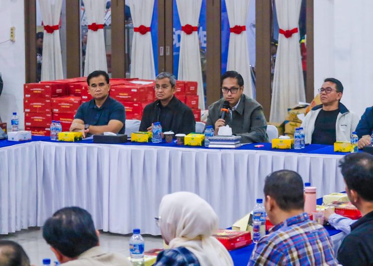 Wali Kota Medan, Rico Tri Putra Bayu Waas (dua kanan) saat memimpin rapat   Penanganan Banjir Kota Medan di Gedung PKK Kota Medan.(Satunusantara news/HO-Diskominfo Medan).