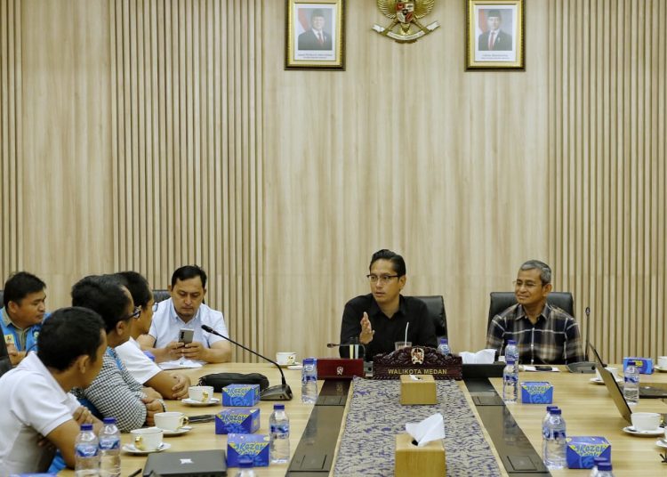 Wali Kota Medan, Rico Tri Putra Bayu Waas (dua kanan) saat  bertemu dengan pihak PLN dan Pertamina membahas situasi terkini bencana banjir Medan. (Satunusantara news/HO-Diskominfo Medan).