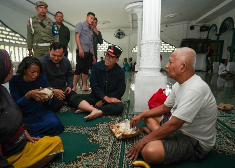 Wali kota Medan, Rico Tri Putra Bayu Waas, di Medan, Sabtu (29/11)
Rico Waas (tengah) saat mengunjungi warga yang terdampak banjir.(Satunusantara news/HO-Diskominfo Medan).