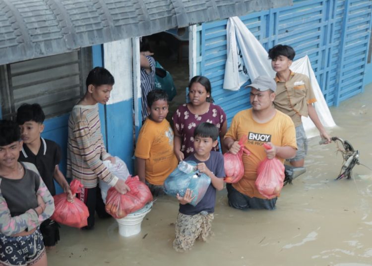 Pemko Medan, saat   menyalurkan bantuan makanan kepada para pengungsi banjir di Kecamatan Medan Selayang dan Medan Barat.(Satunusantara news/HO-Diskominfo Medan).