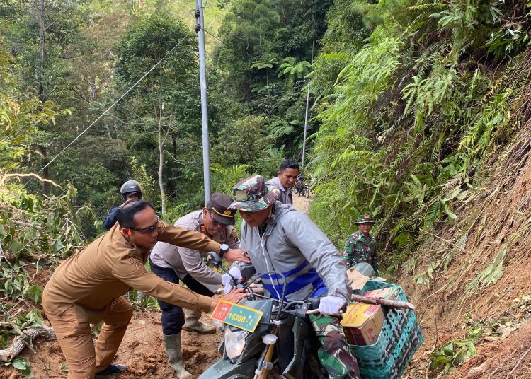 Babinsa Koramil 08/Parmonangan, Kodim 0210/TU, saat menyalurkan logistik di Desa Pertengahan dan Desa Hutajulu.(Satunusantara news/HO-Pendam I/BB).