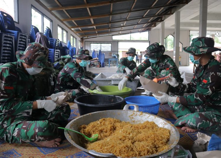 Dapur Yonif 122/Tombak Sakti membantu warga yang masih terisolir akibat bencana tanah longsor di Kecamatan Sitahuis, Kabupaten Tapteng.(Satunusantara news/HO-Diskominfo Sumut).