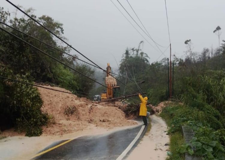 Petugas PLN  UP3 Sibolga, saat  bergerak cepat mengamankan jaringan kelistrikan akibat cuaca ekstrem di wilayah Kabupaten Tapteng dan Kota Sibolga.(Satunusantara news/HO-Humas PLN UID Sumut).