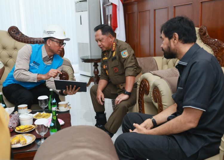 Mendagri Tito Karnavian (tengah) dan Gubernur Aceh, Muzakir Manaf (kanan) saat mendengar penjelasan Direktur Utama PLN, Darmawan  Pradodjo (kiri)  terkait pemulihan kelistrikan pascabencana banjir dan tanah longsor di  Aceh.(Satunusantara news/HO-Humas PLN UID Sumut).