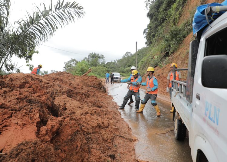Petugas ULP Tarutung, saat melakukan perbaikan jaringan listrik yang rusak akibat tanah longsor di Tarutung dan Sibolga.(Satunusantara news/HOHumas PLN UID Sumut).