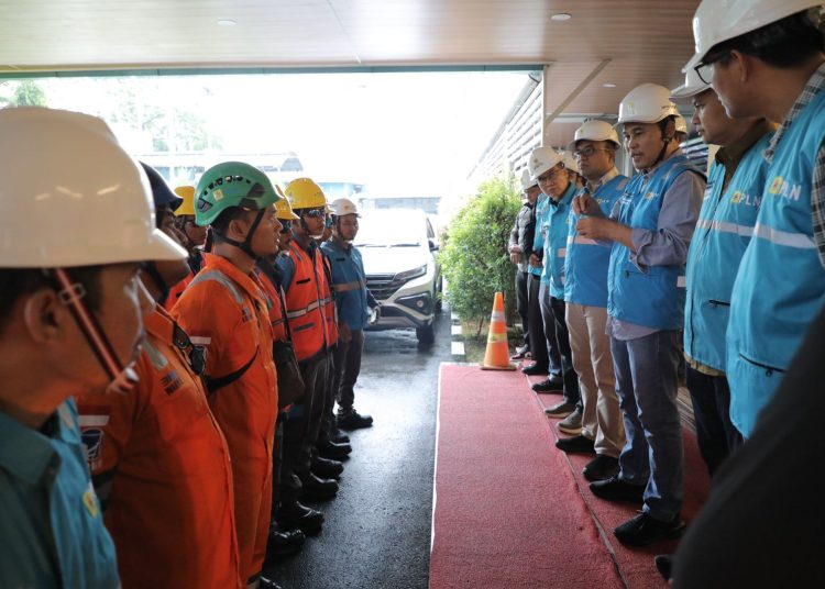 General Manajer PLN UID Sumut,Mundhakir (kanan) saat memimpin langsung pemberangkatan Tim Siaga ke titik lokasi bencana banjir dan tanah longsor.(Satunusantara neww/HO-Humas PLN UID Sumut).