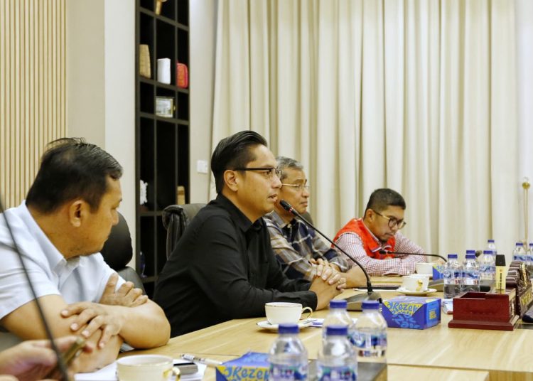 Wali kota Medan Rico Tri Putra Bayu Waas (tengah) saat  menggelar pertemuan dengan pihak PT Pertamina dan PT PLN di rumah Dinas Wali Kota Medan.(Satunusantara news/HO-Diskomindo Medan).