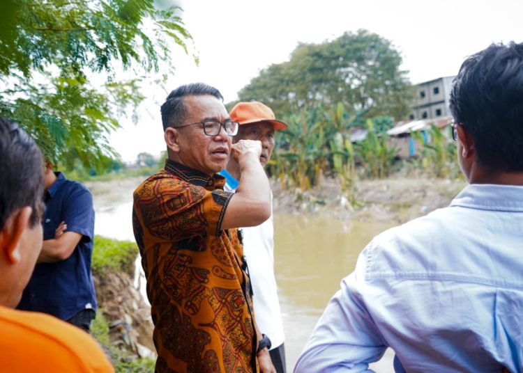Wakil Wali Kota Medan H Zakiyuddin Harahap (tengah) saat  meninjau pinggiran sungai Deli  di jalan KL Yos Sudarso,  akibat  tergerus luapan air saat terjadi banjir yang lalu.(Satunusantara news/HO-Diskominfo Medan).