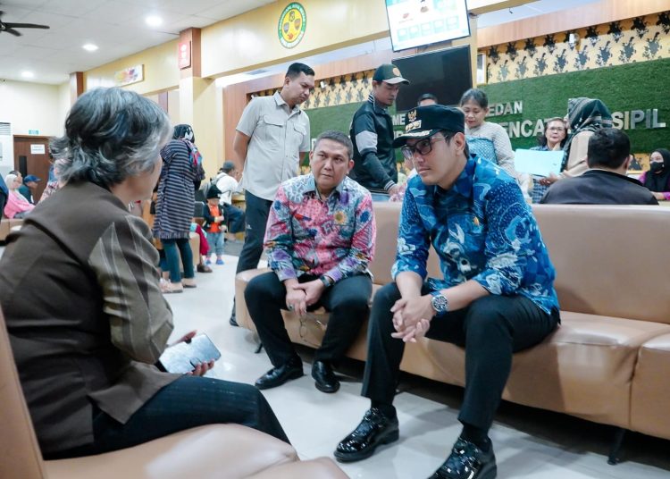 Wali Kota Medan, Rico Tri Putra Bayu Waas (kanan) dialog dengan seorang warga  saat meninjau Kantor Disdukcapil Medan.(Satunusantara news/HO-Diskominfo Medan)