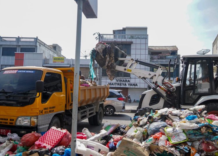 Tumpukan sampah yang terdapat di tengah kota dan jalan protokol di Kecamatan Medan Barat,, Kota Medan pascabanjir bulan November 2025.(Satunusantara news/HO-Diskominfo Medan).