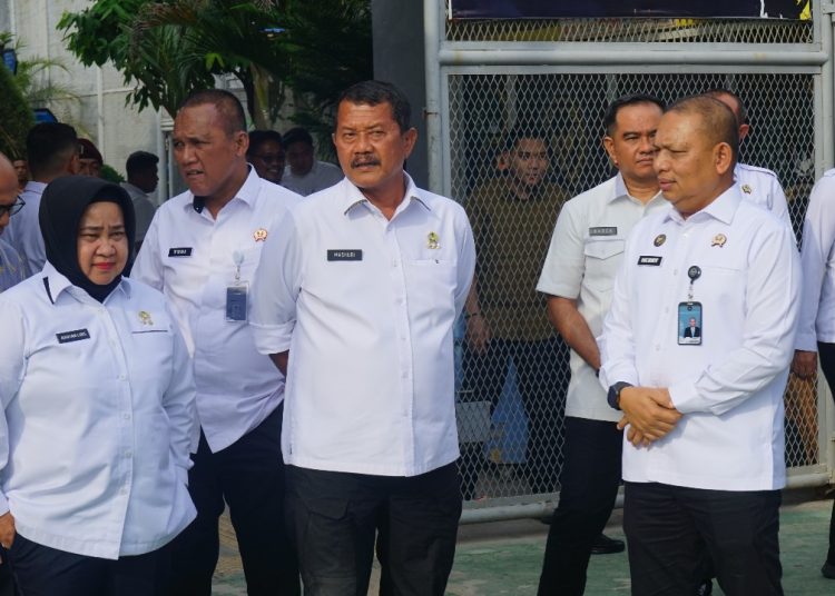 Dirjenpas Mashudi (tengah) saat meninjau keadaan banjir di  Lapas Kelas I Medan.(Satunusantara news/HO-Lapas Medan)