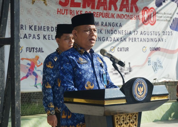 Kalapas Kelas I Medan Herry Suhasmin, saat sebagai Insfektur Upacara Peringatan Hari Ulang Tahun ke-54 KORPRI Tahun 2025 di halaman depan Lapas Kelas I Medan.(Satunusantara news/HO-Lapas Medan).