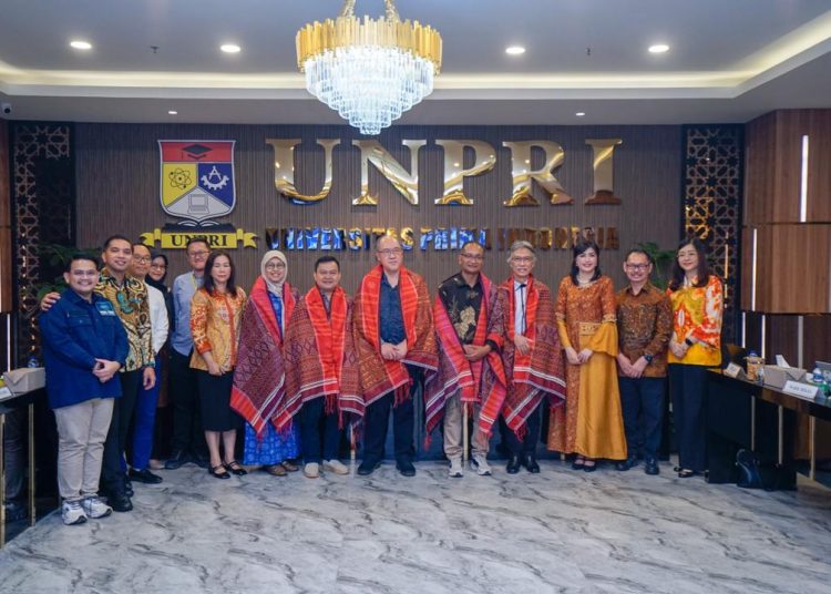 Rektor UNPRI Prof Dr Chrismis Novalinda Ginting,M.Kes dan jajaran foto bersama dengan Tim Asessor  Internasional IAAHEH, yakni Prof. Dr. dr. Dedi Afandi, DFM., Sp.FM., Subsp.EM(K)., MM., MARS. (Ketua Tim Asesor), Dr. dr. Soegianto Ali, M.Med.Sc, Dr. dr. I Gusti Putu Suka Aryana, Sp.PD-K Ger, FINASIM, Dr. Abdul Razzak Bin Mohd Said, dan dr. Yudha Nurhantari, Ph.D., Sp.FM-K SBM.(Satunusantara news/HO-Humas UNPRI).