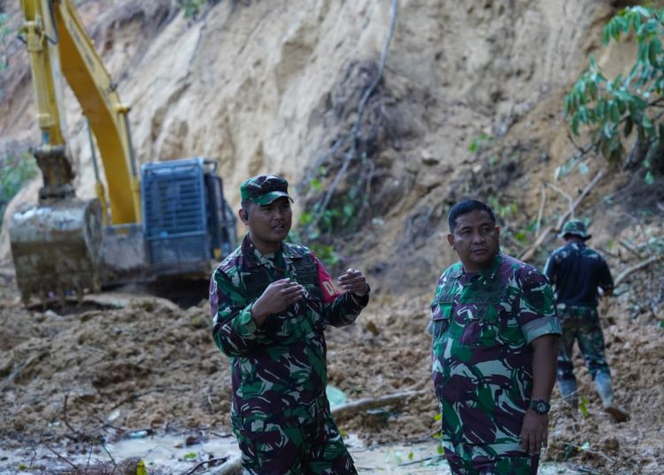 Kasdam I/BB  Brigjen TNI Deki Santoso Pattinaya (kanan) saat meninjau upaya percepatan pembukaan akses jalan Tarutung–Simpang Rampah–Sibolga yang tertutup longsor sejak beberapa hari terakhir. (Satunusantara news/HO-Pendam I/BB).