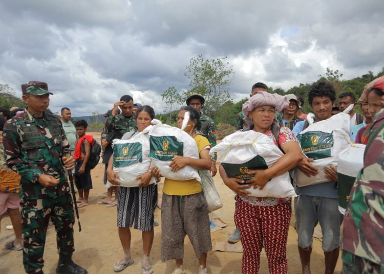 Satgas Penanggulangan Bencana Kodam I/BB menyalurkan bantuan dari Kasad ke wilayah terisolir di Desa Pagaran Lambung 1, Kecamatan Adian Koting, Kabupaten Tapanuli Utara.(Satunusantara news/HO-Pendam I/BB).