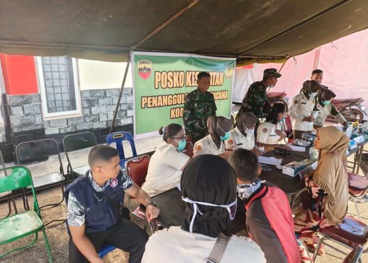 Kodam I/BB  melalui Satgas Penanggulangan Bencana, saat melayani  pemeriksaan kesehatan warga terdampak bencana  banjir dan longsor  Posko Kesehatan di GOR Pandan, Kabupaten Tateng.(Satunusantara news/HO-Pendam I/BB)