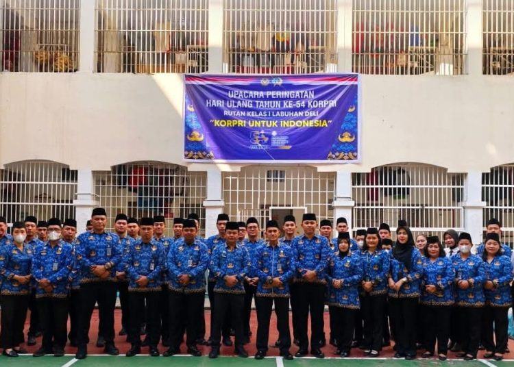 Kepala Rutan Kelas I Labuhan Deli, Eddy Junaedi (tengah) pada Upacara Peringatan Hari Korpri ke-54, di blok hunian Rutan Labuhan Deli.(Satunusantara news/HO-Rutan Labuhan Deli).