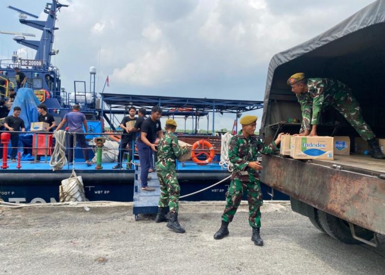 Personel Batalyon Arhanud 11/Wira Bhuana Yudha (WBY) ,saat membawa bantuan logistik dan medis ke dalam  kapal untuk dibawa  kepada warga terdampak  bencana alam banjir dan tanah longsor di Provinsi Aceh.(Satunusantara news/HO- Yon  Arhanud  11/WBY).