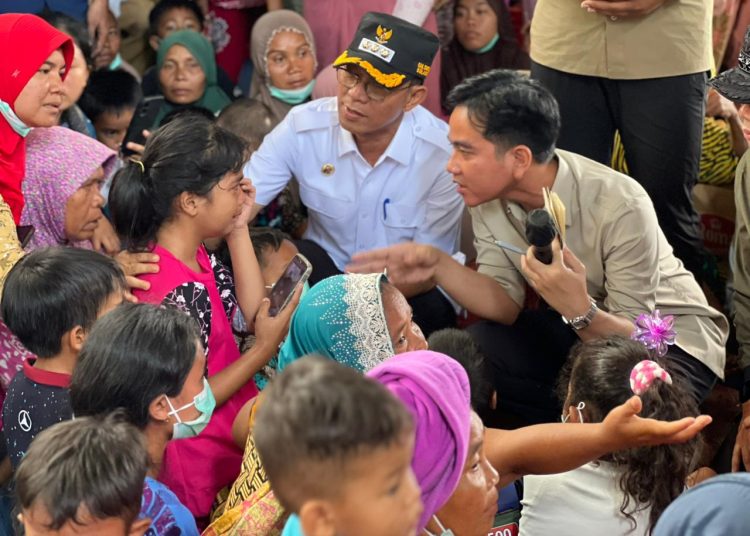 Wapres RI Gibran Rakabuming Raka (kanan) saat meninjau  warga terdampak bencana alam banjir di Kecamatan Batang Boru, Kabupaten Tapsel.(Satunusantara news/HO-Pendam I/BB).