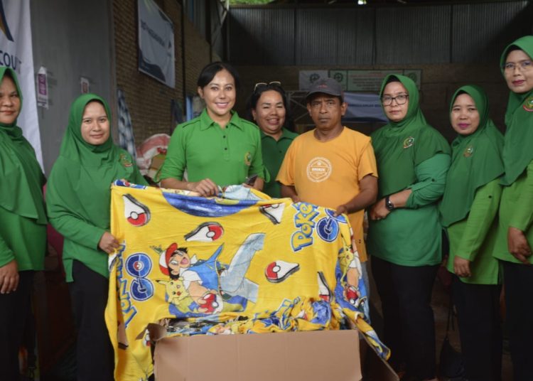 Persit Koorcabrem 023 PD I/BB menyalurkan bantuan kepada warga korban bencana alam banjir bandang dan tanah longsor yang berada di Posko Desa Batu Ulah, Kecamatan Batang Toru, Kabupaten Tapsel.(Satunusantara news/HO-Penrem 023/KS).