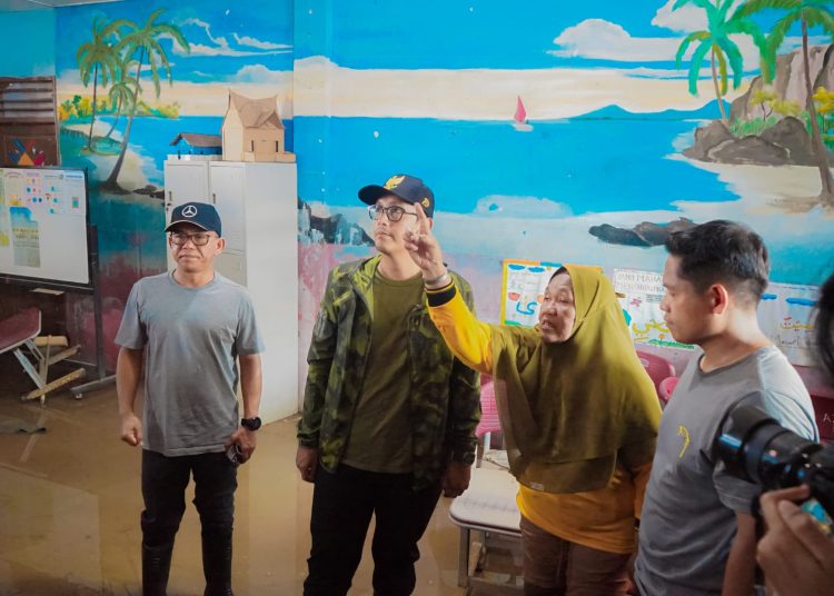 Wali Kota Medan, Rico Tri Putra Bayu Waas (tengah) saat  meninjau SD Negeri 066429 di Kelurahan Terjun, Kecamatan Medan Marelan, Kota Medan.(Satunusantara news/HO-Diskominfo Medan).