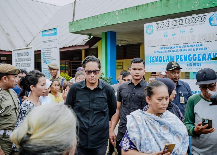 Wali Kota Medan Rico Tri Putra Bayu Waas (tengah) saat  meninjau SD Negeri 060907, Kelurahan Kampung Baru, Kecamatan Medan Maimun, Kota Medan yang mengalami kerusakan akibat terendam banjir setinggi lebih dari satu meter.(Satunusantara news/HO-Diskominfo Medan).