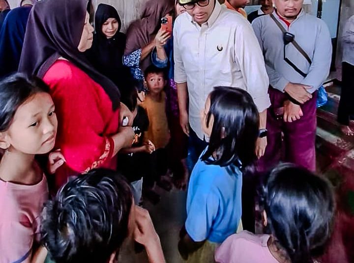 Wali Kota Medan, Rico Tri Putra Bayu Waas, (tengah) saat meninjau warga terdampak banjir di Kelurahan Harjosari II, Kecamatan Medan Amplas, Kota Medan yang mengungsi di Musholla Baiturrahman.(Satunusantara news/HO-Diskominfo Medan).