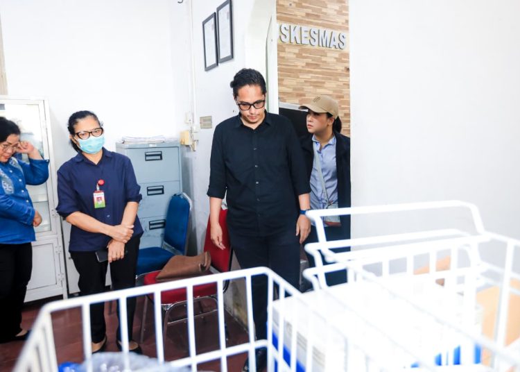 Wali Kota Medan Rico Tri Putra Bayu Waas (kanan) saat meninjau UPT Puskesmas Sei Agul di Jalan Karya II, Kecamatan Medan Barat, Kota Medan, pasca musibah banjir yang terjadi beberapa waktu lalu.(Satunusantara news/HO-Diskominfo Medan).