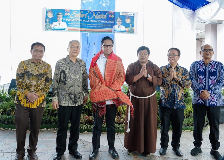 Wali Kota Medan Rico Tri Putra Bayu Waas (tengah) pada , Safari Natal Pemko Medan di Gereja Katolik Paroki Santo Antonius Dari Padua.(Satunusantara news/HO-Diskominfo Medan).