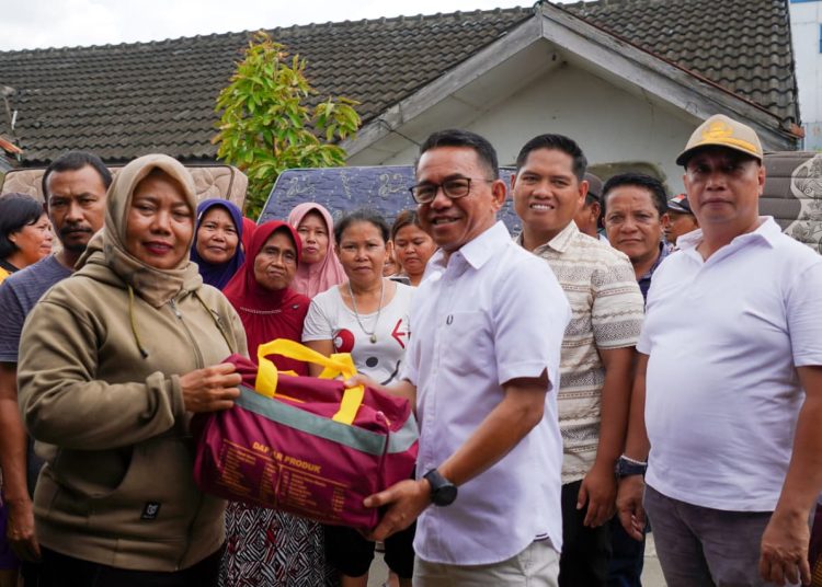 Wakil Wali Kota Medan Zakiyuddin Harahap (kanan) saat menyerahkan bantuan bagi warga yang terdampak banjir di Kelurahan Terjun, Kecamatan Medan Marelan, Kota Medan.(Satunusantara news/HO-Diskominfo Medan)