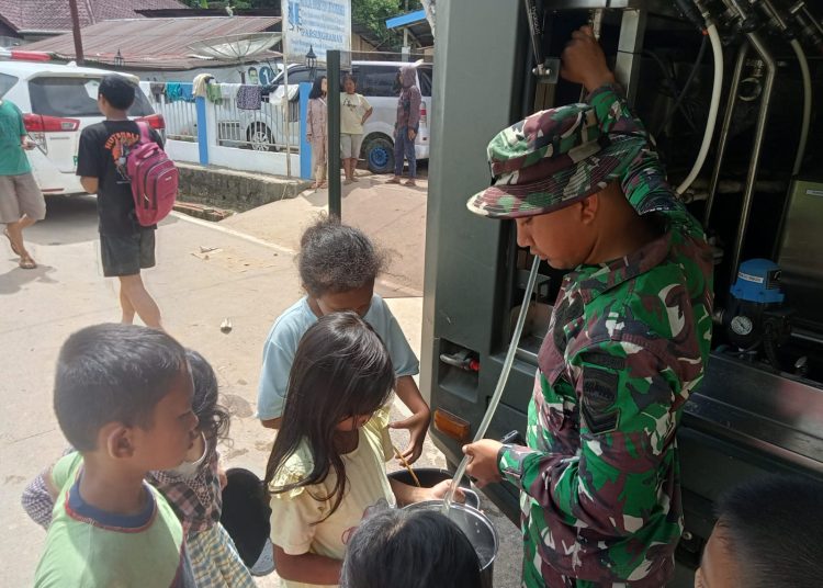 Satuan Yon Zipur 1/DD mengoperasionalkan Mobil RO untuk memenuhi kebutuhan air bersih masyarakat terdampak bencana di Desa Lobu Pining, Kecamatan Adiankoting, Kabupaten Taput.(Satunusantara news/HO-Pendam I/BB).