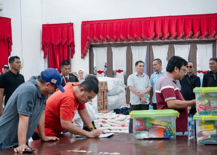 Kadis Kominfo Kota Medan, Arrahmaan Pane (tiga kiri) bersama Plt Ketua Persatuan Wartawan Pemko Medan periode 2024–2026, Muhammad Said (kanan) pada acara penyerahan bantun kepada wartawa di Gedung PKK Medan.(Satunusantara news/HO-Diskominfo Medan).